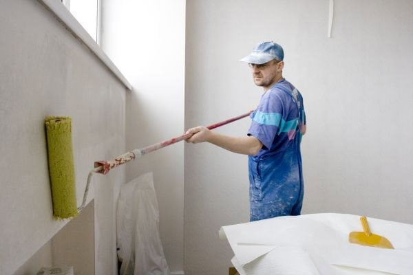 Pohjustus ennen seinien maalaamista