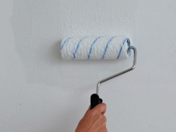 Måla väggen med en rulle