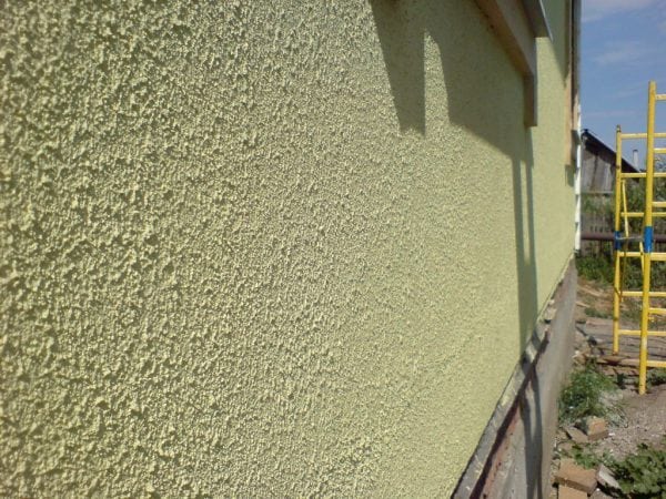 חזית הבטון של הבניין צבועה בצבע מרקם