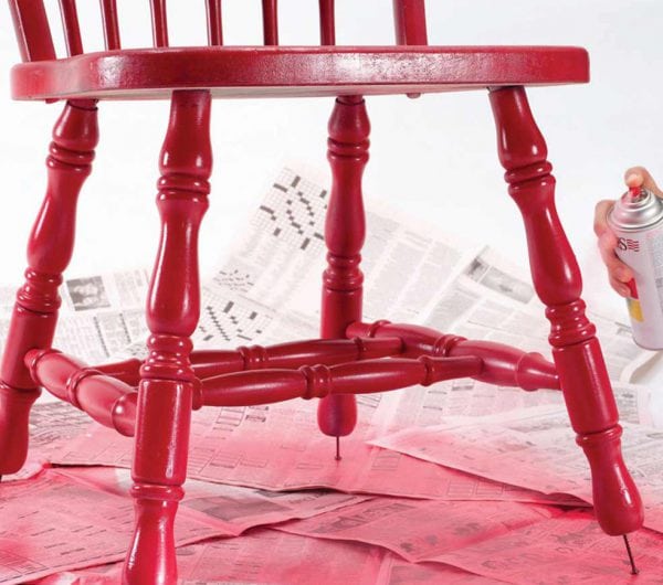 Krāsojiet krēslu sarkanā krāsā