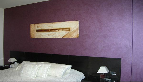 Yatak odası iç mekanında ipek boya kullanımı