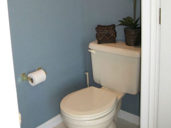 DIY tualetes istabas krāsošana