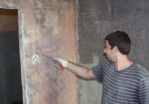 Čovjek postavlja betonski kontakt na zid