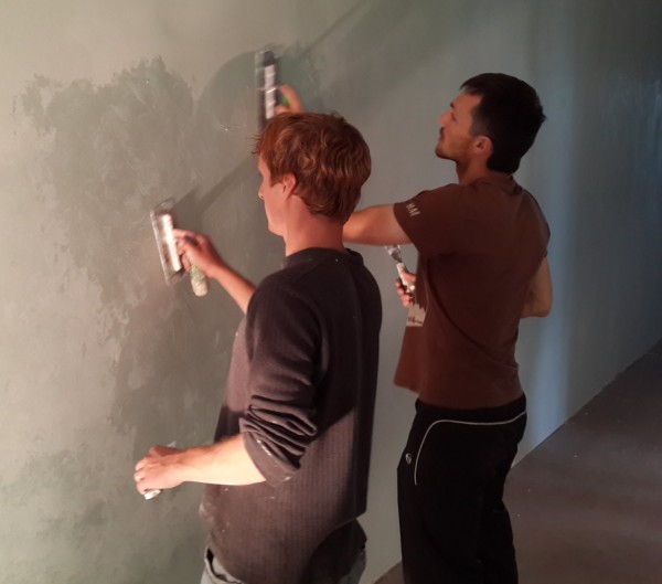 Se aplica pintura decorativa a la pared.