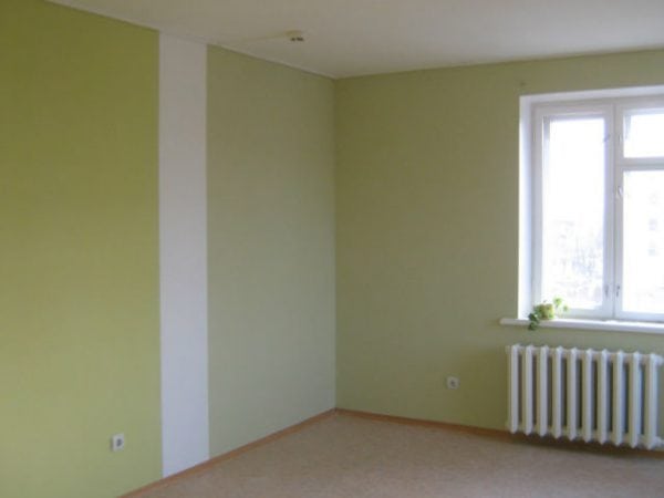 A parede é pintada de verde e branco