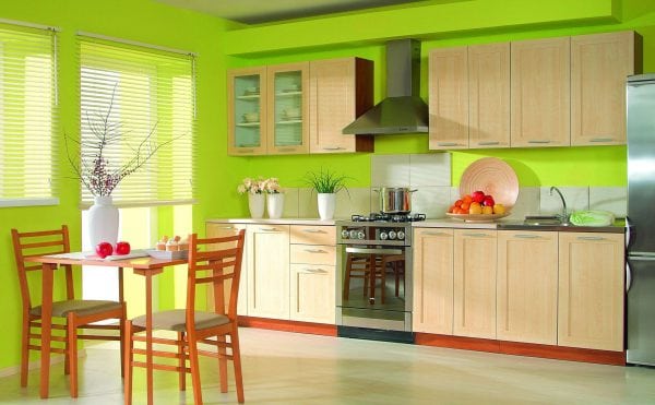 Η κουζίνα είναι βαμμένη με φωτεινό χρώμα.