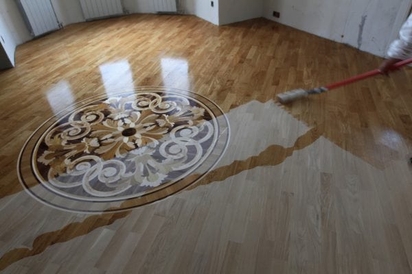 Polyurethane varnishes for a parquet floor