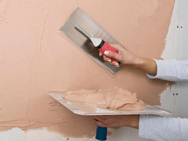 Masilla las paredes antes de aplicar papel tapiz líquido
