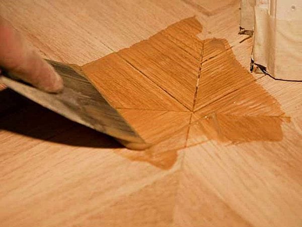 Stopverf op hout als een van de manieren om de vloer waterpas te stellen
