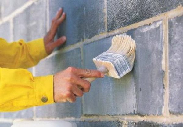 Preparing walls with a primer