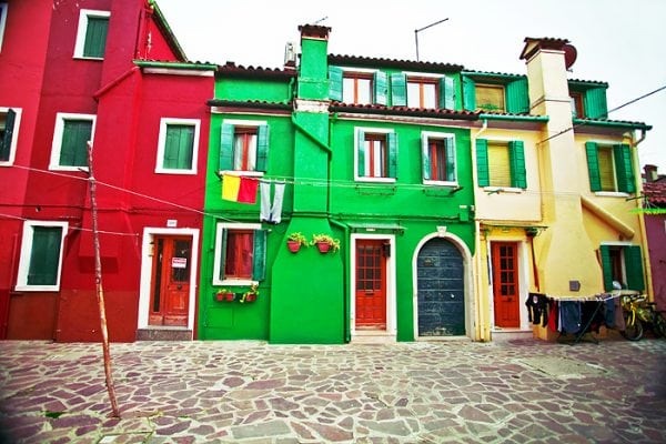 Las casas están pintadas en diferentes colores.