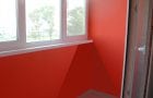 קירות המרפסת צבועים באדום.