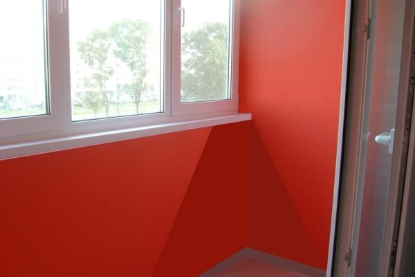 Balkon je malovaný červeně