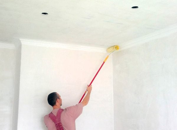 Abans de començar el treball, heu de traçar una gran línia al llarg de les vores del sostre