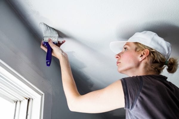 In order for the ceiling to be perfectly white, whitewashing must be applied in several layers