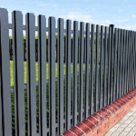 La clôture métallique est prête pour l'amorçage.