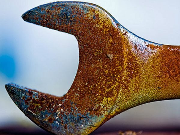 Instrument metalic ruginit