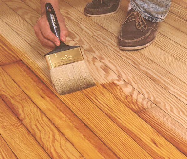 Sapukan varnish dengan berus di lantai