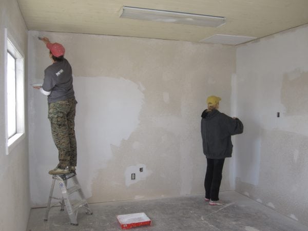 Los trabajadores preparan las paredes
