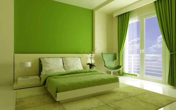 Tavanul și pereții din dormitor sunt vopsiți în verde delicat.