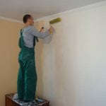 Préparer les murs pour le papier peint