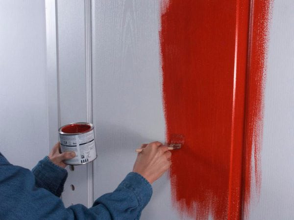 Slikanje vrata crvenom bojom