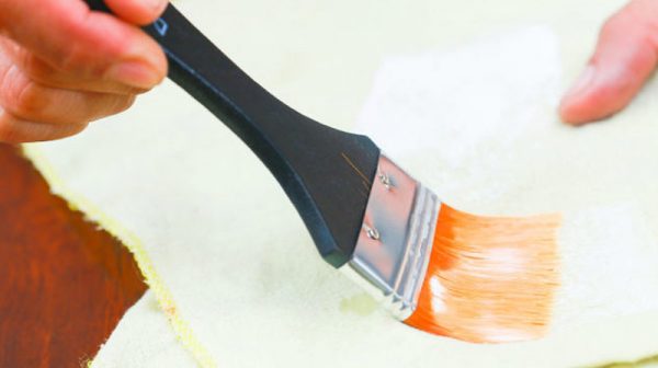 Überschüssige Farbe mit einem Lappen entfernen