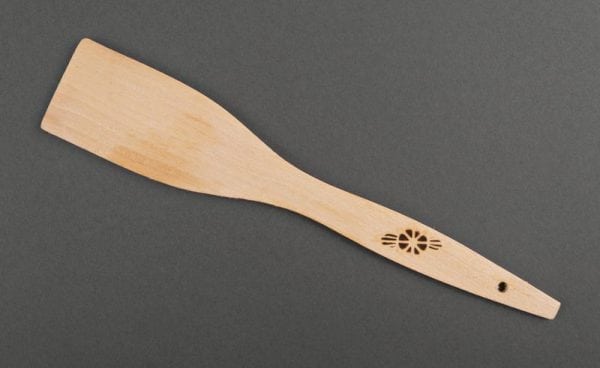 Astarı pişirirken bileşimi karıştırmak için tahta spatula