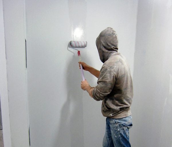 Application of alkyd primer on the wall