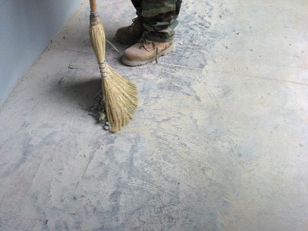 Reinigen Sie den Boden vor der Arbeit