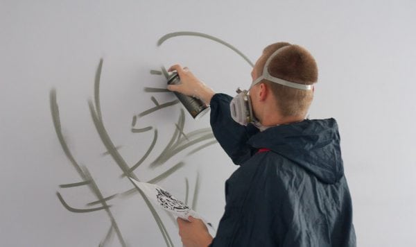 Sienu dekorēšanas process ar aerosola krāsu