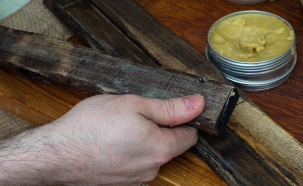Επεξεργασία ξύλου με κερί μέλισσας