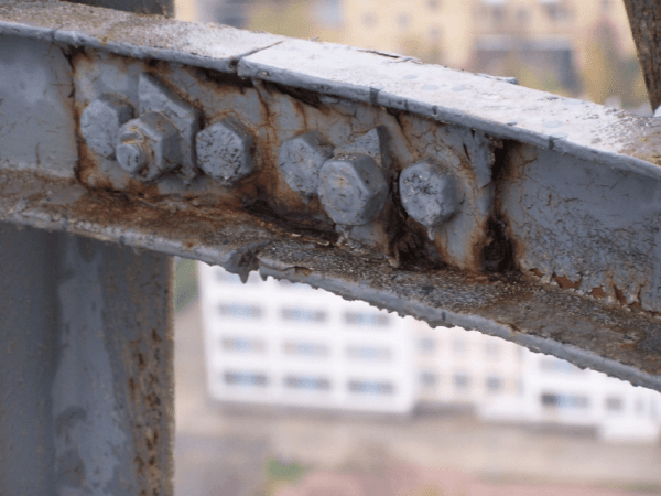 Metal yapıların birleşim yerlerinde çatlak korozyonu
