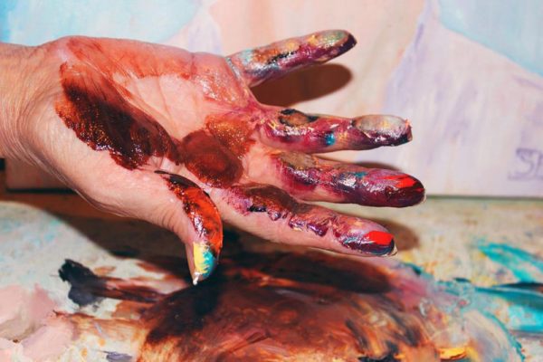 Resti di pittura ad olio sulle mani