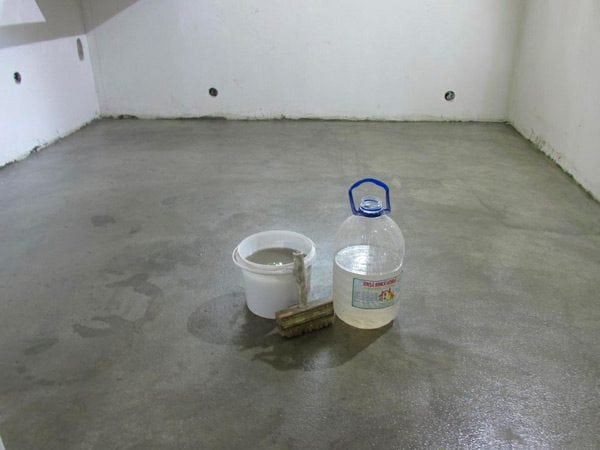 Sticla lichidă aplicată pe podeaua din beton