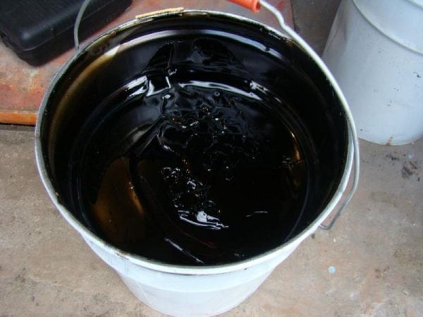 Primumen ng bitumen sa isang balde