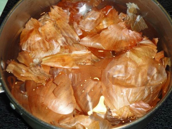 Lekeleri pişirmek için soğan kabuğu