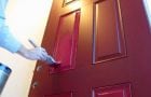 Festés egy fából készült ajtó