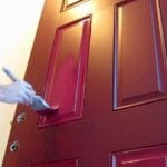 Ahşap bir kapı boyama