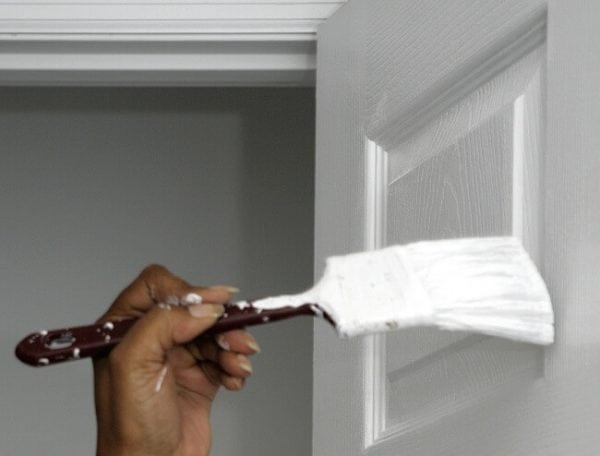 Måla dörren med en smal panelborste