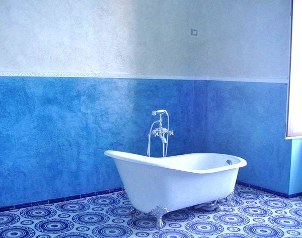 Mavi boyalı banyo
