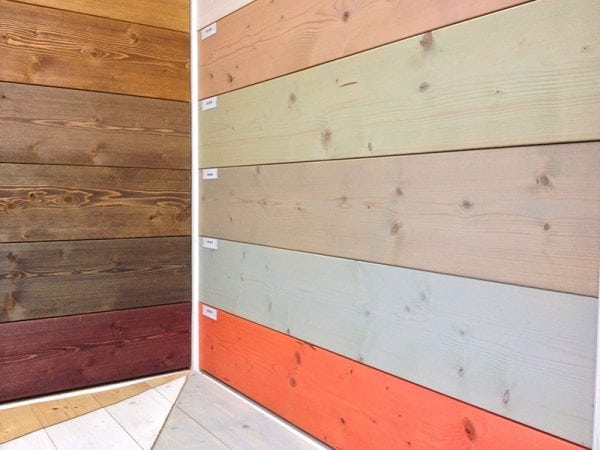 Diferentes colores de barniz para madera