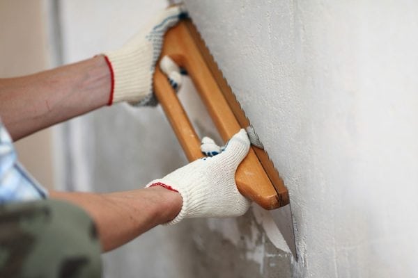 Livellamento dello stucco per pareti