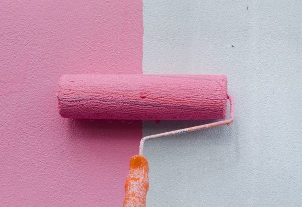 Måla väggen i rosa färg
