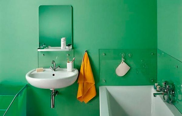 קירות האמבטיה צבועים בצבע עמיד למים