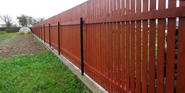 Ξύλινη προστασία φράχτη