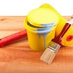 Gunakan cat tanpa bau pada permukaan kayu
