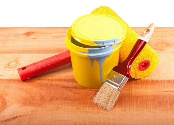 Use pintura sin olor sobre una superficie de madera.