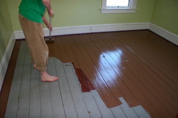 Koka grīdas krāsošana