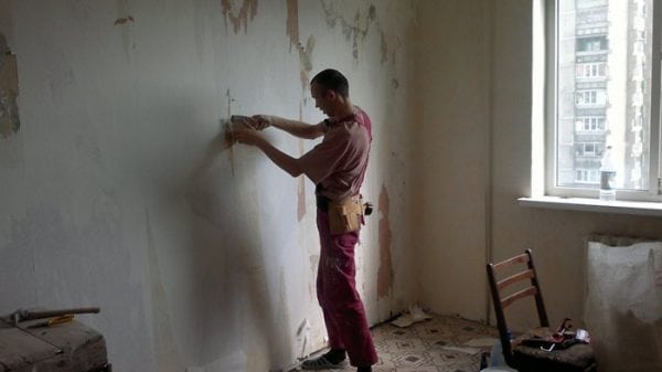 A falak tisztítása szilikátfestékkel történő festés előtt